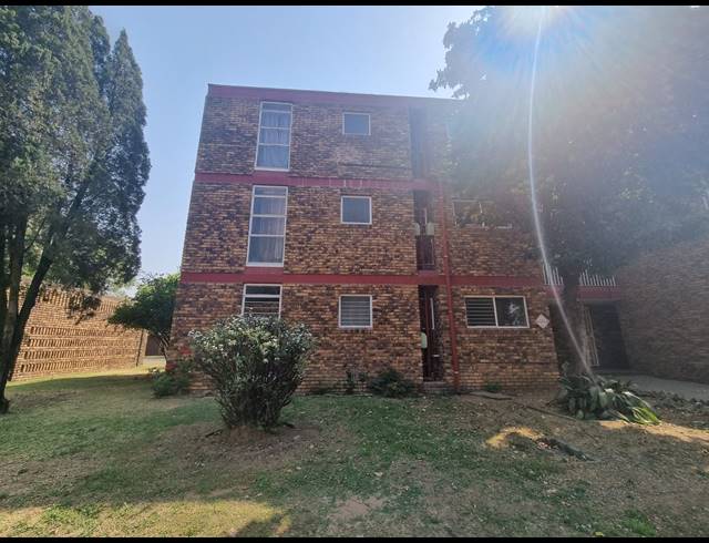 3 BEDROOM FLAT FOR SALE IN VANDERBIJLPARK SW 1